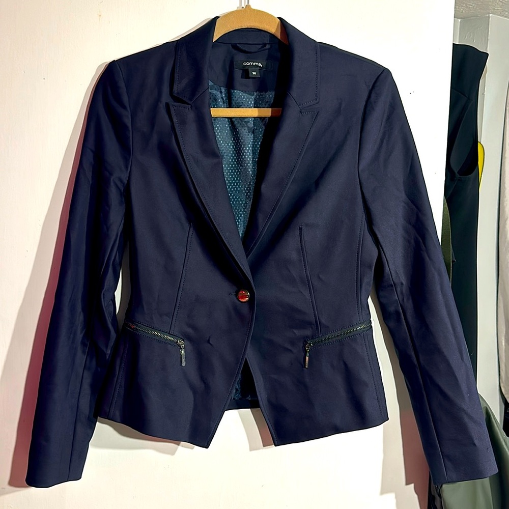 Woman’s Comma, blazer suit jacket. In a dark blue. Size 36. Only worn once.